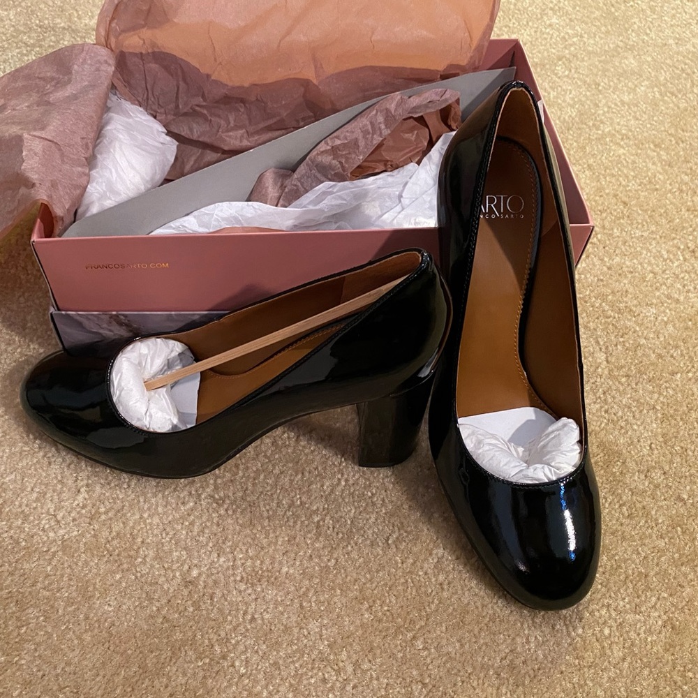 Gorgeous patent leather chunky heel black pumps